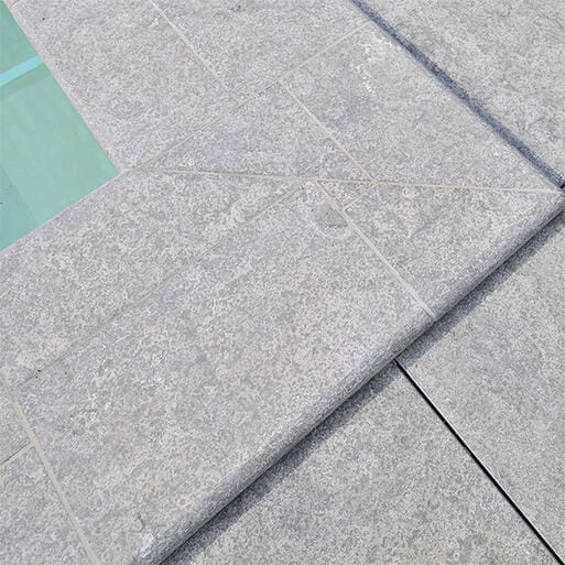 Blue stone zwembadrandtegel gevlamd & geborsteld