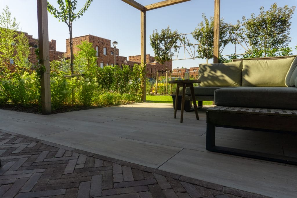 Tuin met combinatie tegels en klinkers