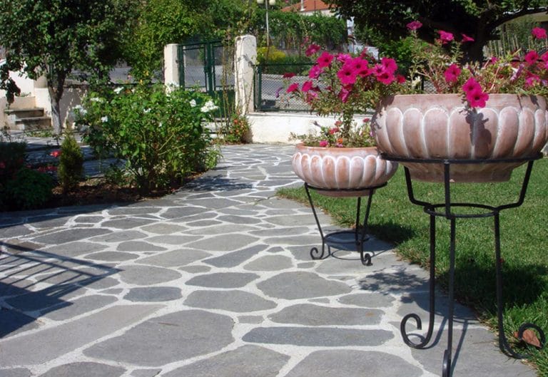 Hoe flagstones leggen? Praktische tips en methodes