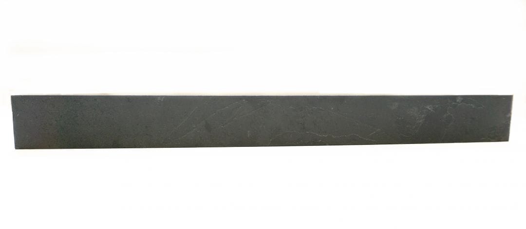 Indisch basalt plint 40x1,5x6 cm. geschuurd