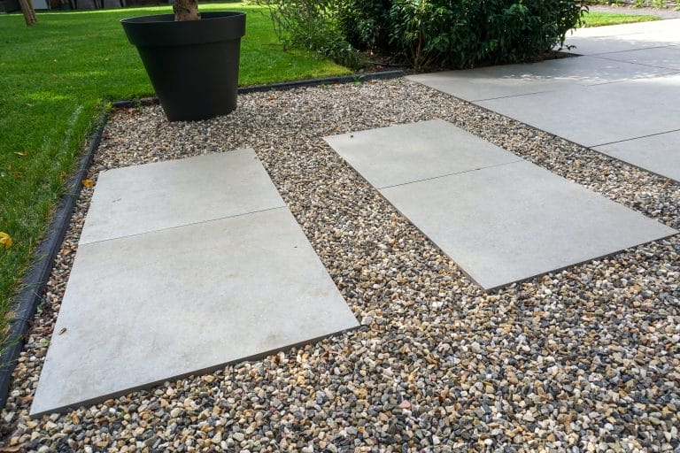 Grind en tegels combineren in de tuin